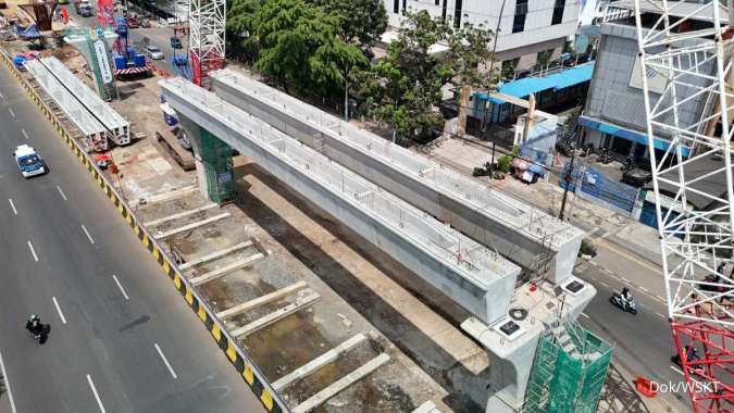 Waskita (WSKT) Lakukan Pengangkatan Girder Pertama Pembangunan LRT Jakarta Fase 1B