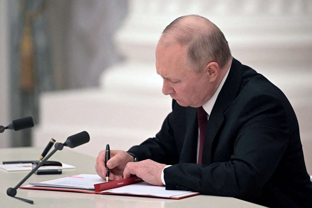 Putin Memberi Izin, Militer Rusia Mulai Beraksi di Wilayah Ukraina