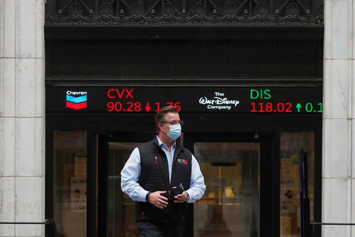 Wall Street melorot, Trump akan mengumumkan respons terhadap China hari ini