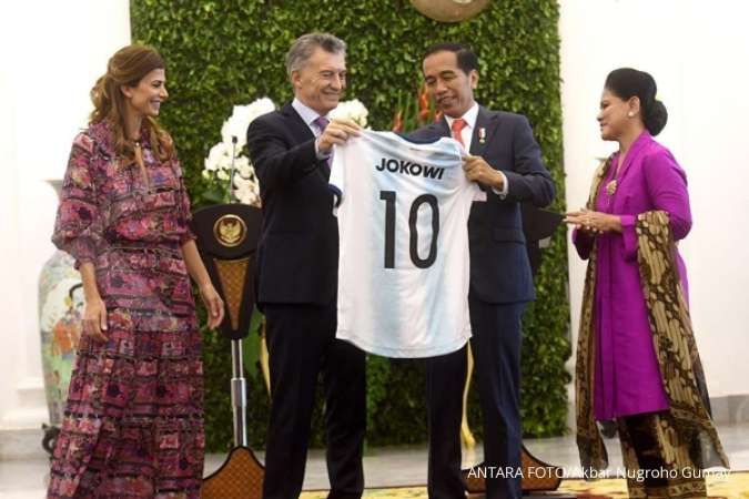 Presiden Jokowi mendapat kenang-kenangan kaos tim nasional sepakbola Argentina 
