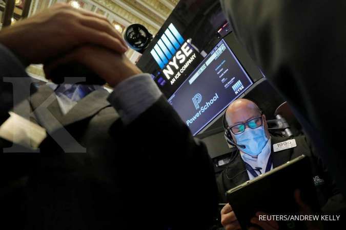 Wall Street turun setelah Nasdaq dan S&P mencetak rekor