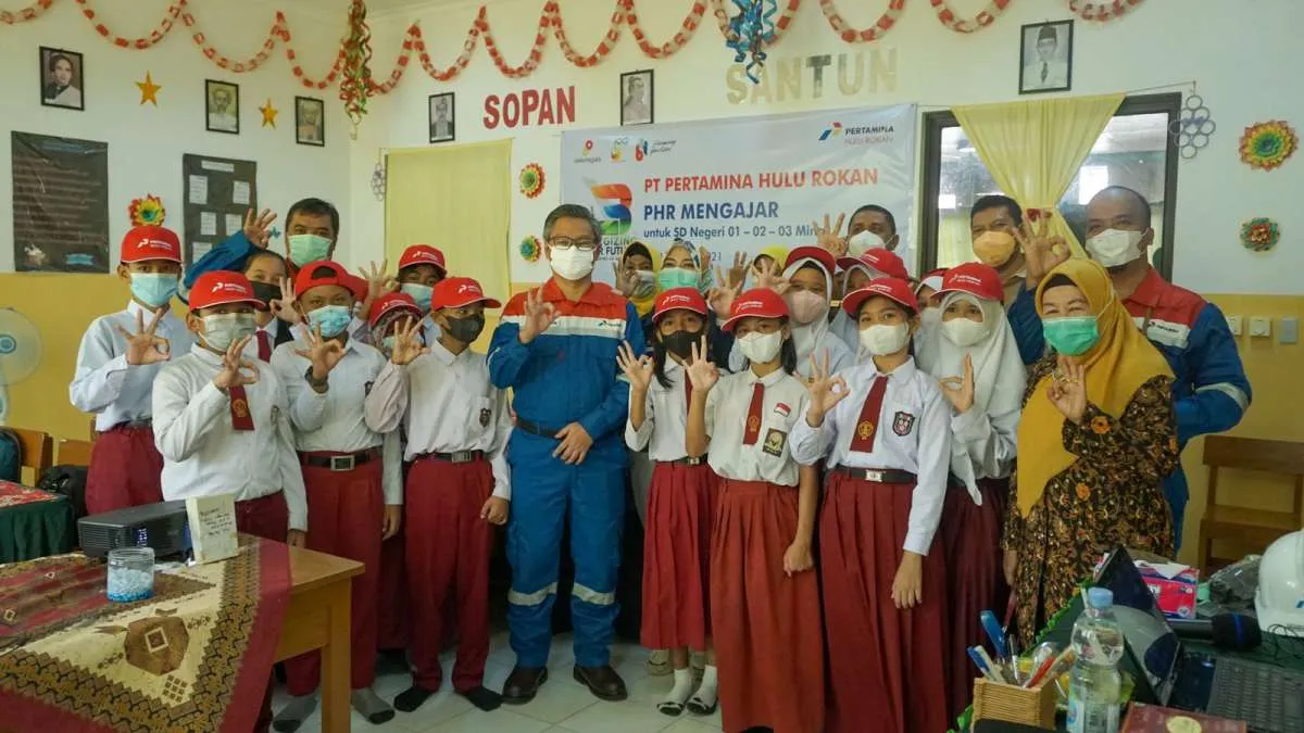 Peringati HUT PHR, Dirut Jadi Pengajar dan Berikan Komputer di SDN Minas