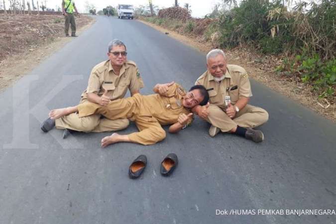 Bupati Banjarnegara viral karena tiduran di jalan pakai pakaian dinas, ini alasannya