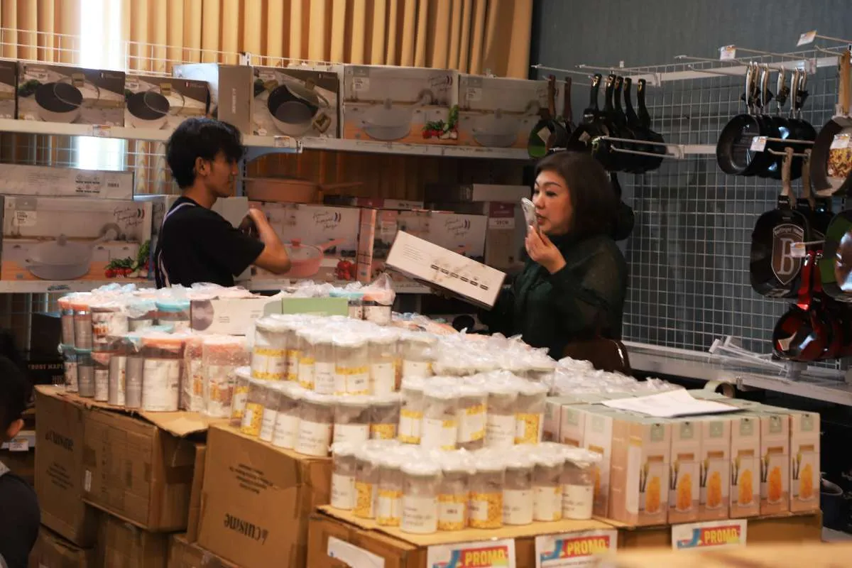 LPEM UI Memprediksi Inflasi November 2025 Turun Terdorong Normalisasi Harga Emas