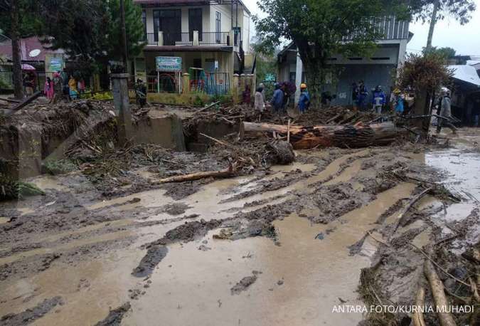 Peringatan Dini Cuaca Besok (16/8) Hujan Lebat, Provinsi Ini Siaga & Waspada Bencana