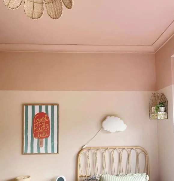kamar dengan cat dindng pink dan plafon oranye