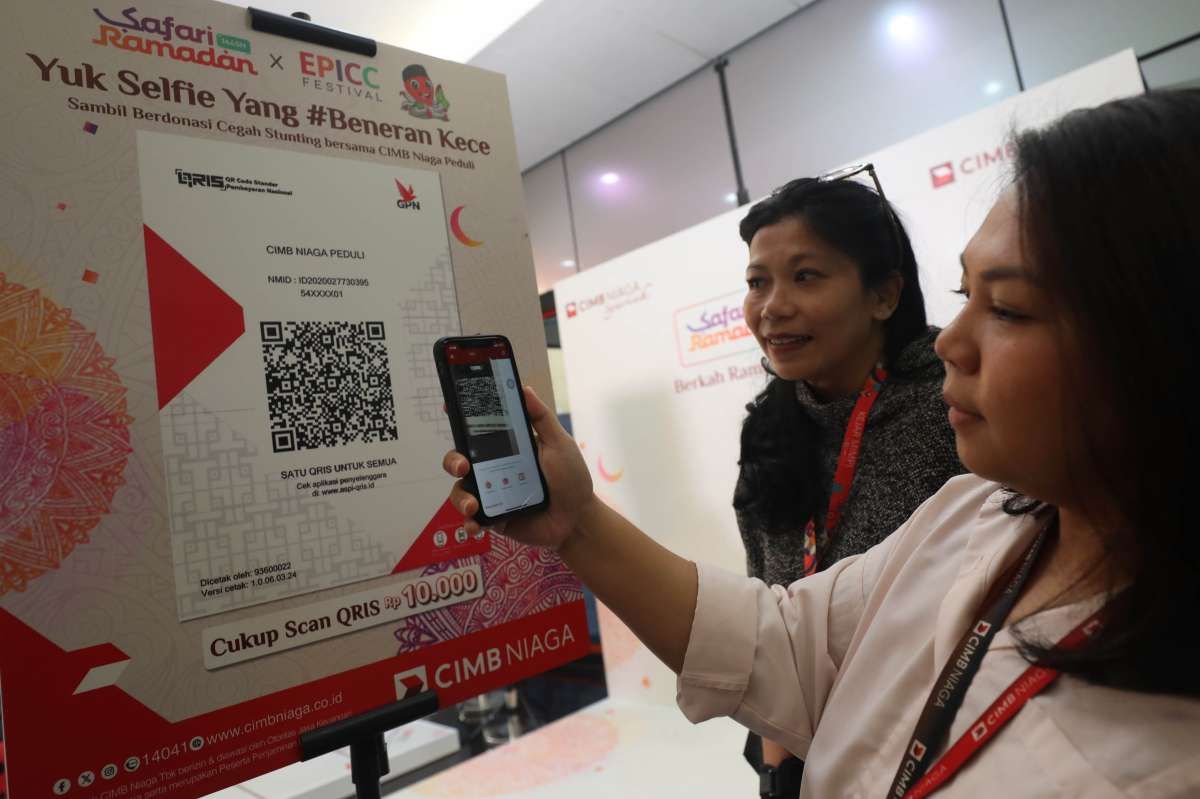 Penyaluran Donasi di Safari Ramadhan CIMB Niaga