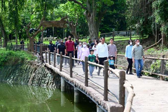 Presiden Joko Widodo bersama keluarga mengunjungi Solo Safari (23/1/2023). 