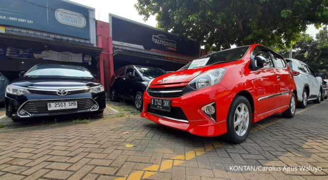 Penjualan mobil bekas di sentra mobil bekas Bintaro