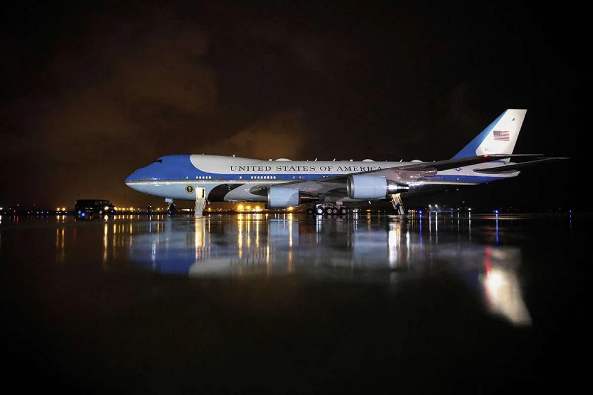 Air Force One hampir tertabrak drone saat Donald Trump berada di pesawat 