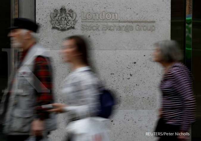 UK Stocks Fall as Weak Retail Sales Fan Recession Fears