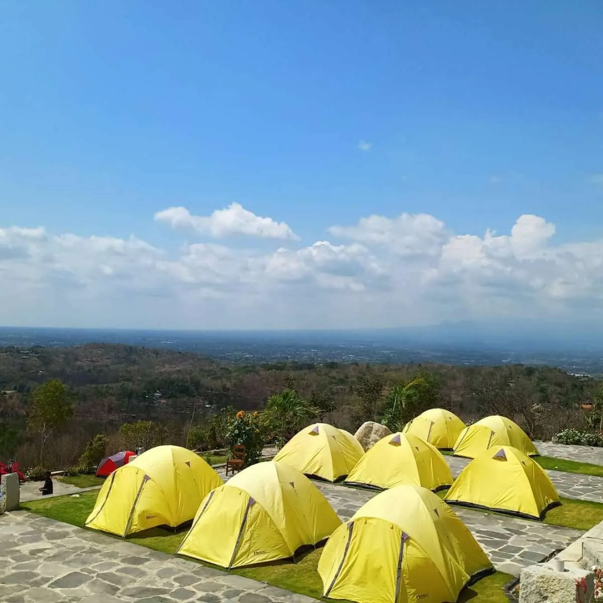 Watu Tapak Camp Hill Jogja tawarkan sensasi bermalam di tenda atau camper van