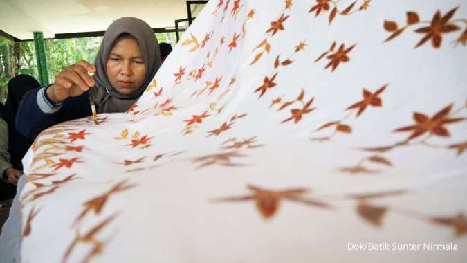 Cuan Menjajakan Batik Khas Jakarta