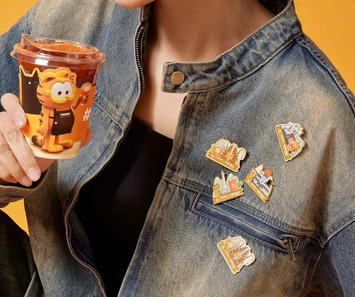 Tomoro x The Garfield Movie, Promo Gratis Merchandise Garfield Mug-Badge Terbatas