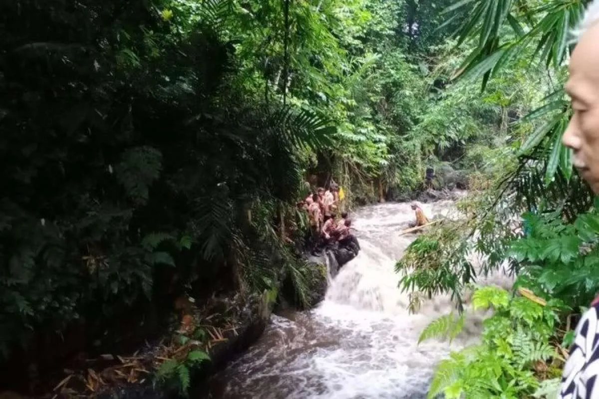 Korban susur sungai SMPN 1 Turi ini dimakamkan tepat di hari ulang tahunnya