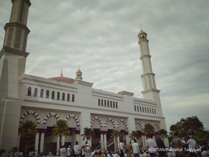 Ribuan jamaah memenuhi masjid raya terbesar di Pontianak