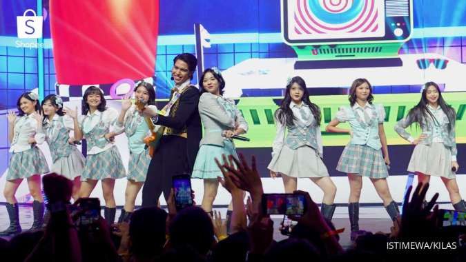 (Penampilan eksklusif dari JKT48 membawakan berbagai lagu hits-nya yang sukses membuat para penonton dan fans bernyanyi bersama)