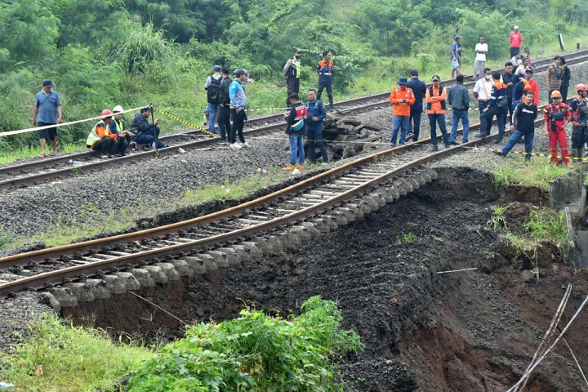Operasional KA Pangrango Kembali Normal Setelah Longsor Tertangani