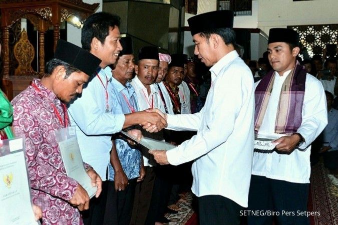 Jokowi serahkan sertifikat tanah wakaf di Sumbar