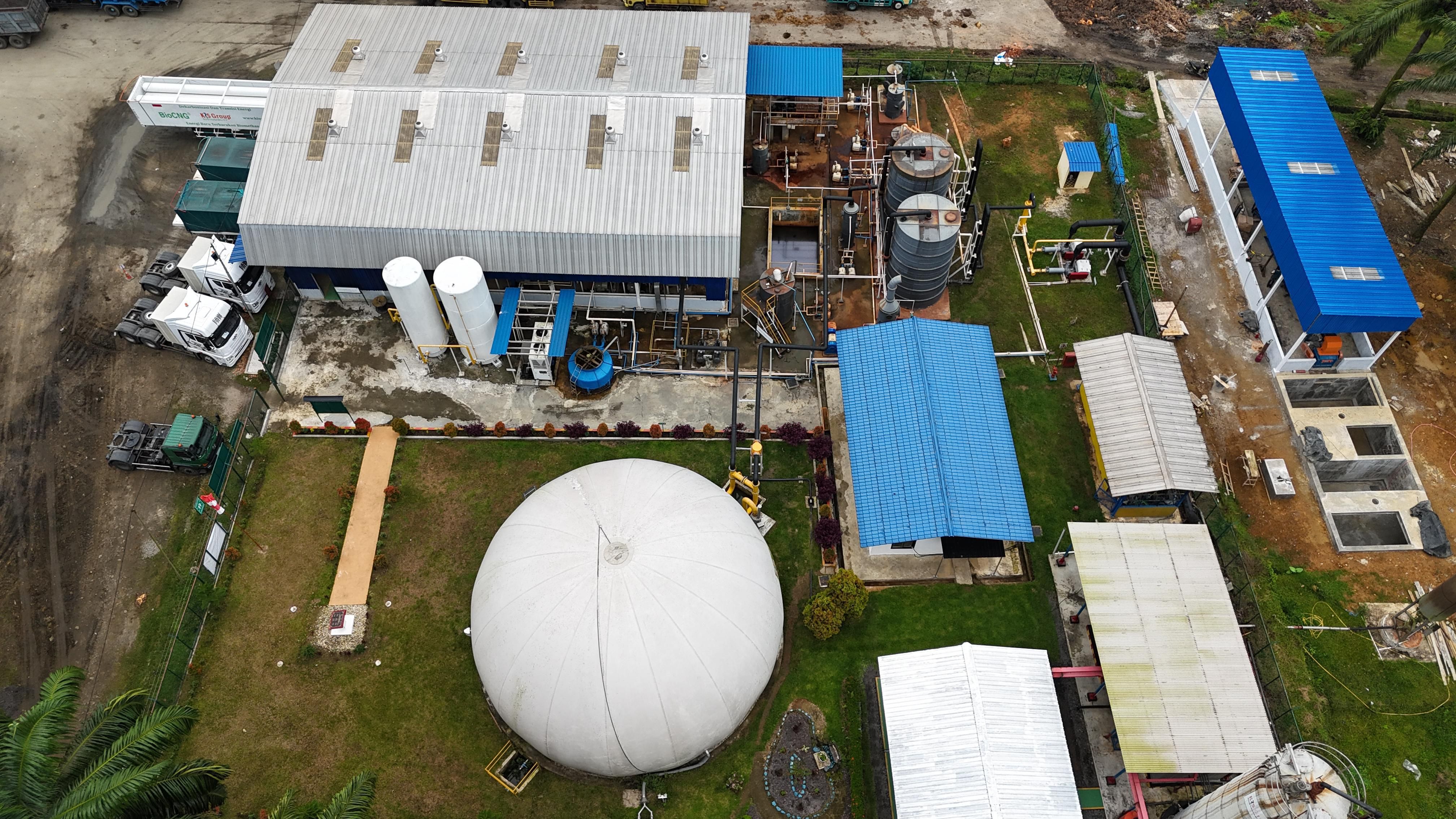Kontan. Tampak udara fasilitas pengolahan limbah cair kelapa sawit menjadi Bio Compressed Natural Gas (BioCNG).