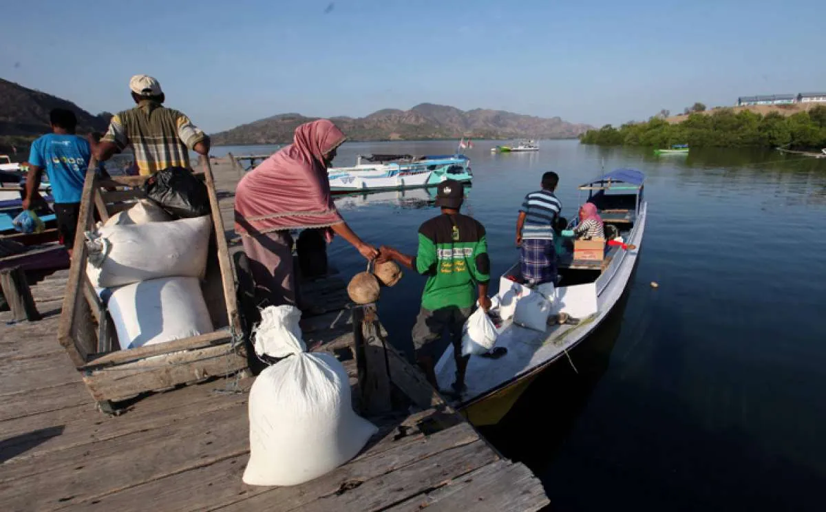 Pasar barter di kampung Warloka Nusa Tenggara Timur, tukar ikan hiu dengan sayur