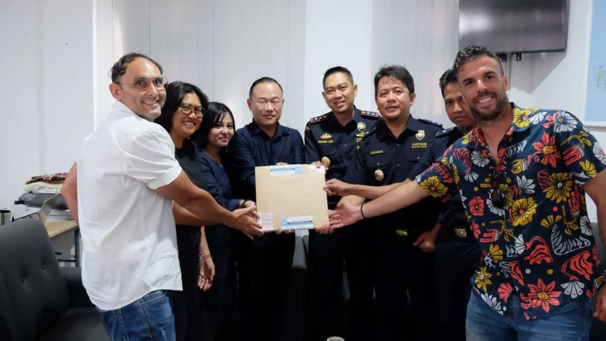 Bea Cukai Serahkan 100 Lembar Pita Cukai kepada Pengusaha Miras NTT
