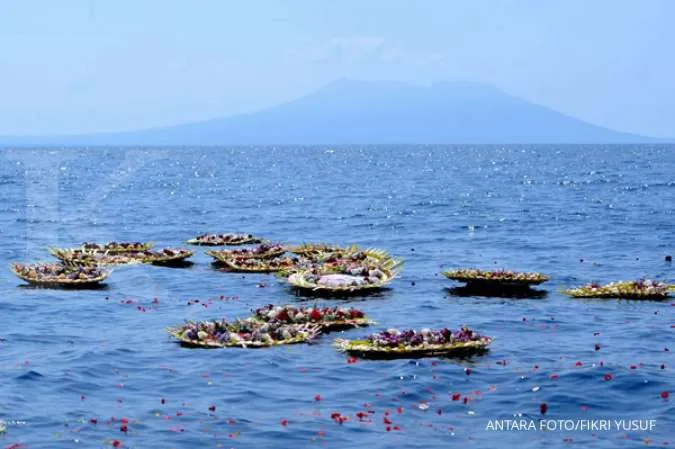 Grieving relatives pay respects to doomed Indonesian submariners