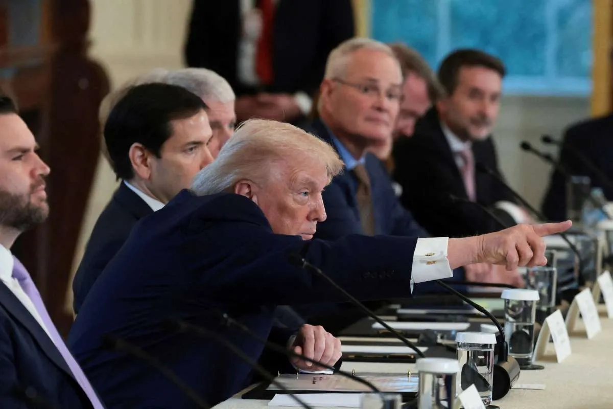 Viral! Trump Acungkan Jari Tengah ke Pekerja Pabrik Ford, Picu Kontroversi