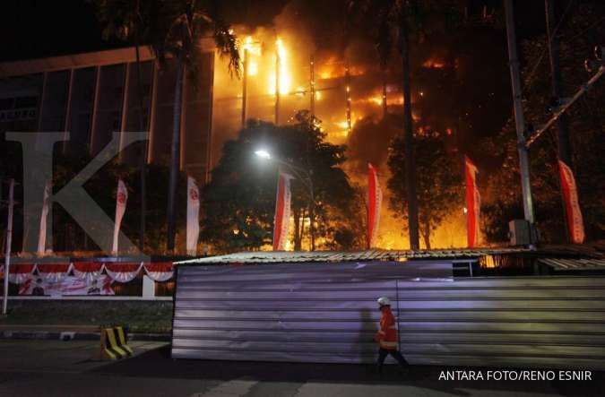 Kebakaran dipadamkan, tim Puslabfor Polri diterjunkan ke gedung Kejaksaan Agung