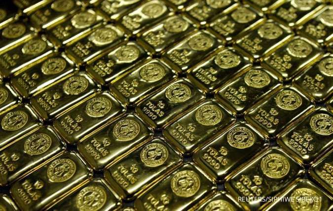  Gold Inches Lower as Dollar Ticks Up