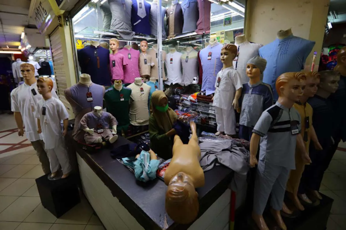 Pasar Tanah Abang dibuka, ratusan pedagang jalani tes Covid-19