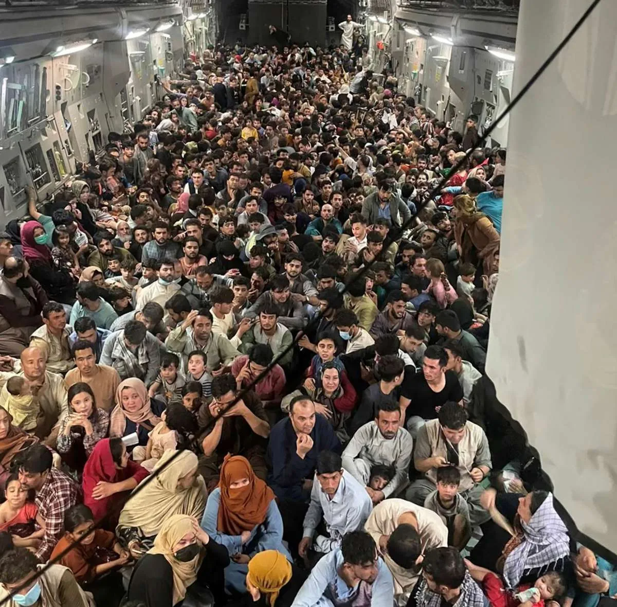 NATO: Lebih dari 18.000 orang dievakuasi sejak Minggu dari bandara Kabul