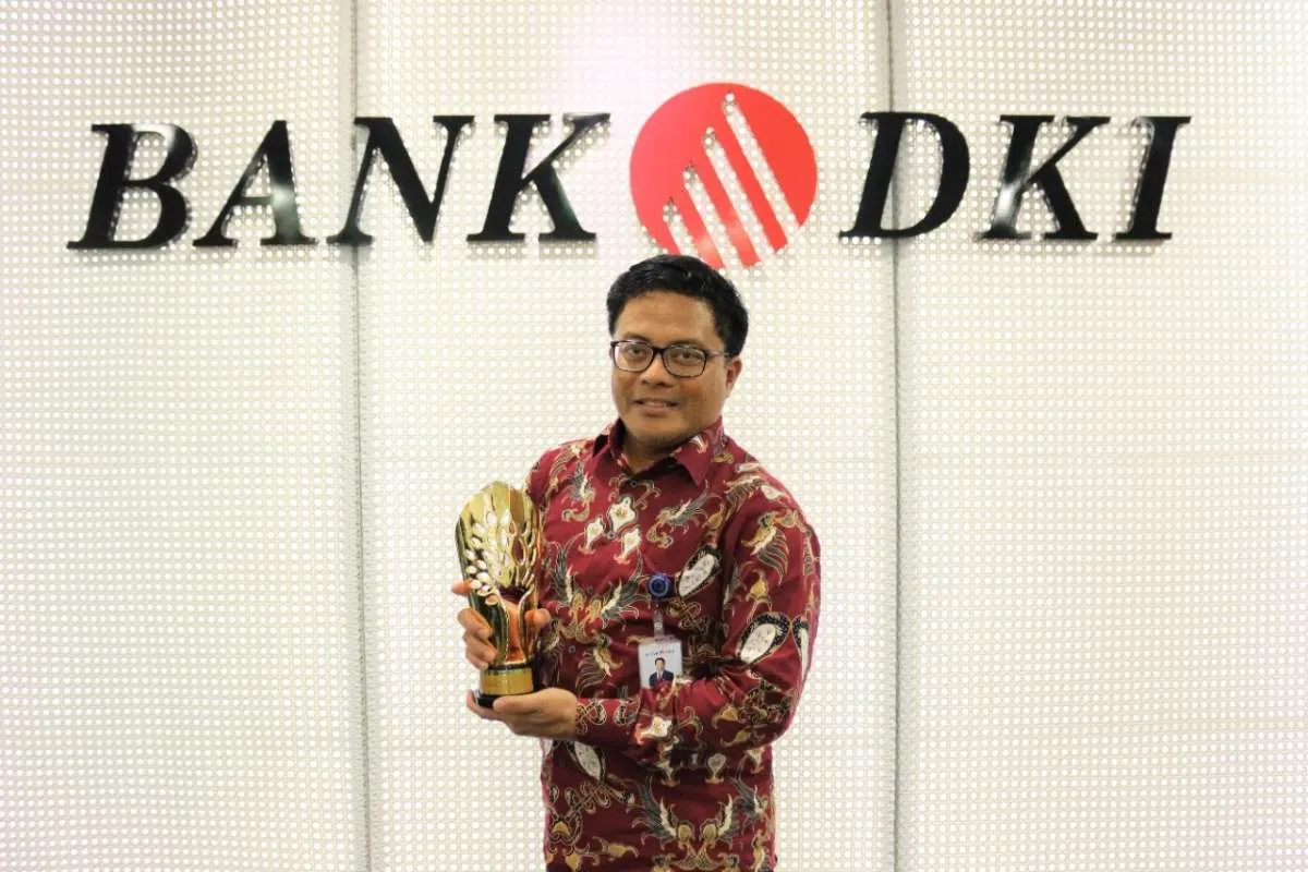Bank DKI Beri Bantuan CSR 200 Gerobak dan 1.000 Jerigen kepada Warga Semanan