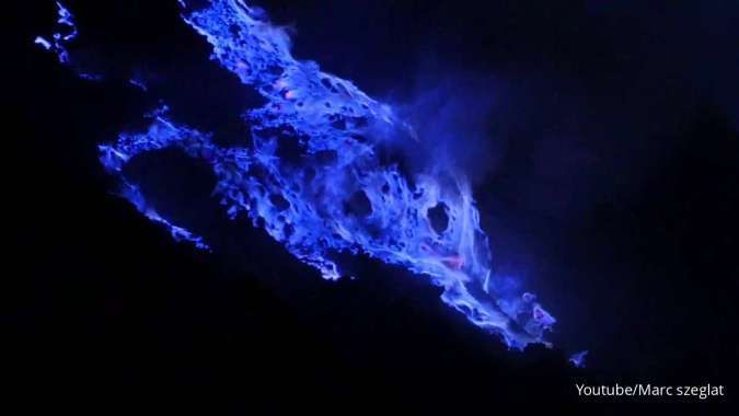 Fenomena Alam Langka: api biru Kawah Ijen