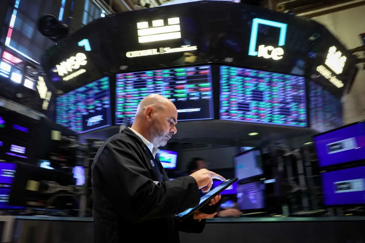 Wall Street Melemah, Terbebani Penurunan Kinerja Tesla dan Alphabet