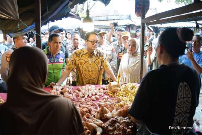 Tinjau Bapok di Pasar Bukit Sulap, Wamendag Jerry Sambuaga: Harga & Stok Bapok Stabil