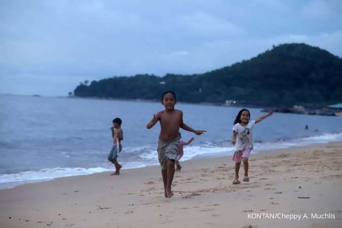 Anak-anak bermain di pantai