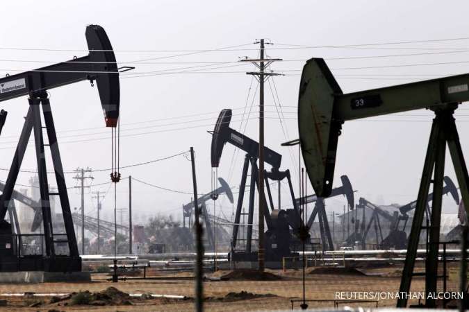 Oil Jumps on Russia Supply Jitters, Lower Dollar