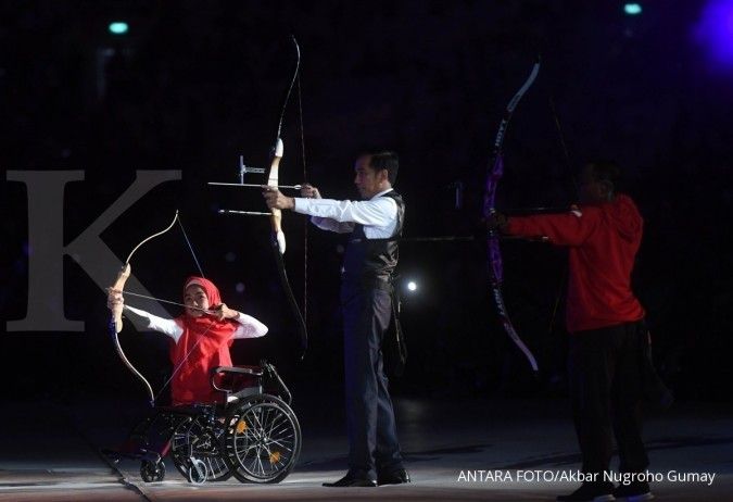 Presiden Jokowi memanah di pembukaan Asian Para Games 2018