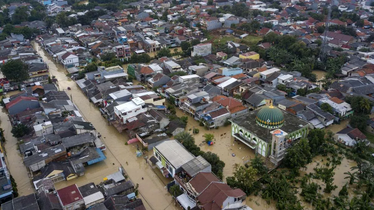 Perumahan Pondok Gede Permai Terendam Banjir karena Tanggul Kembali Jebol
