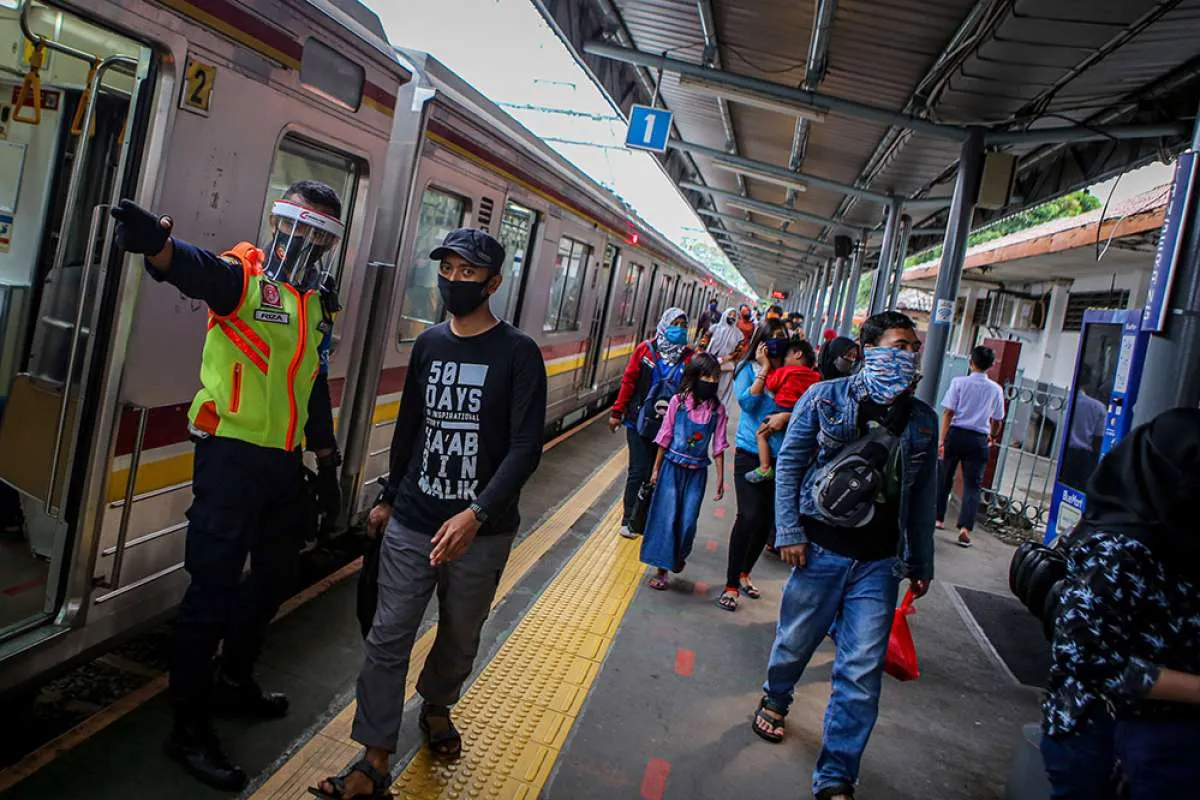 Perketat sosial distancing, commuters jaga diri dan bersiaplah dengan antre panjang