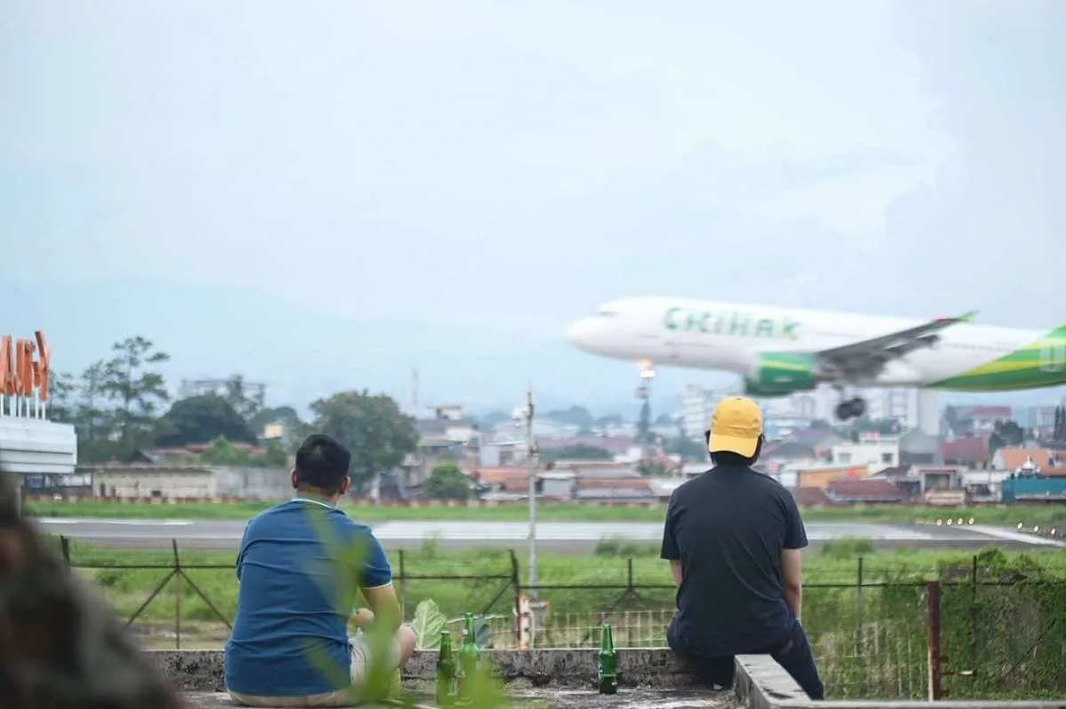 Critical 11 Bandung, Sensasi Nongkrong di Kafe Sambil Lihat Pesawat Terbang