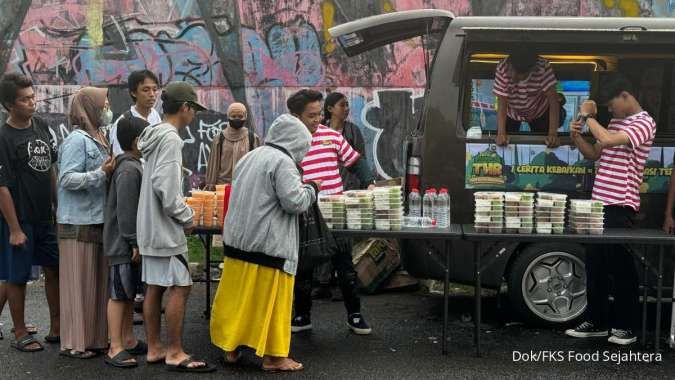 FKS Food Bagikan Ratusan Paket Makanan Berbuka Puasa Selama Ramadan