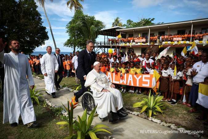 Pope Francis Delivers Medical Supplies in Visit to Remote Jungle Town ​