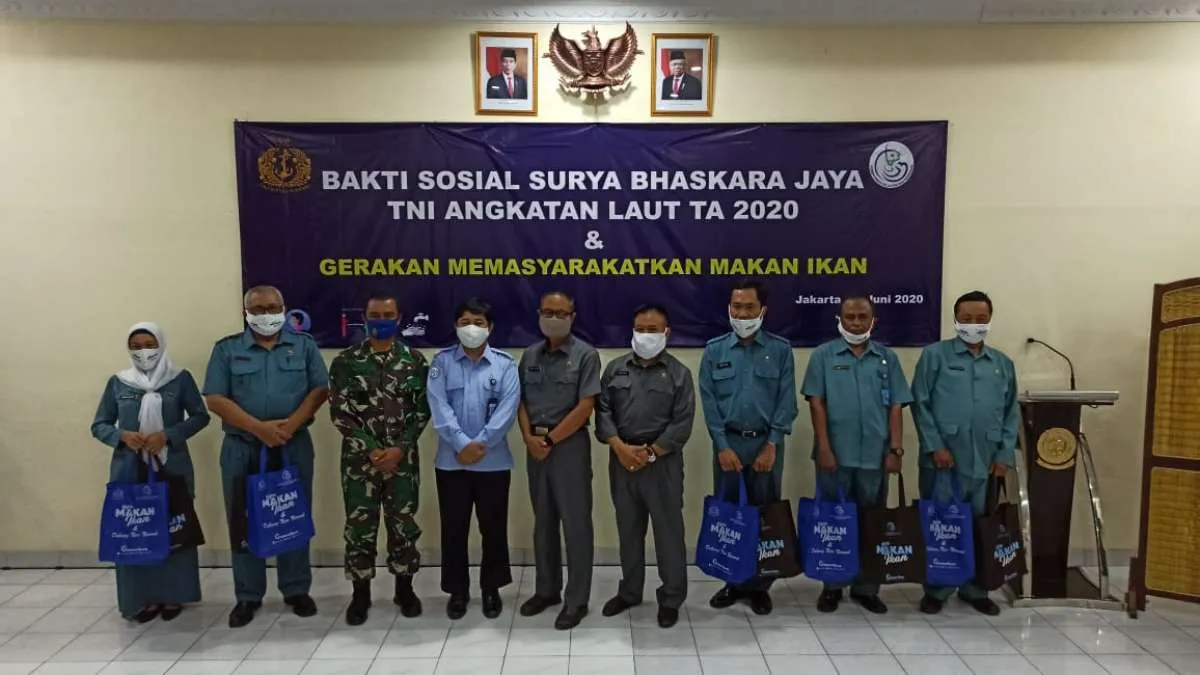 KKP dukung operasi kemanusiaan TNI AL dengan distribusikan 850 paket ikan