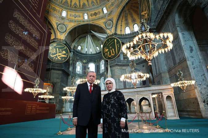 Bergabung dengan jamaah lain, Presiden Turki Erdogan shalat Jumat di Hagia Sophia