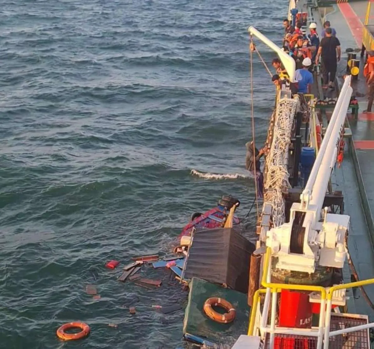 Kru Kapal MT Kakap Selamatkan Kapal Nelayan di Tanjung Priok 