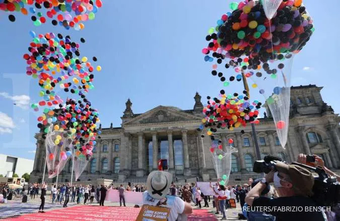 German economy contracts at record pace, recovery hinges on consumers