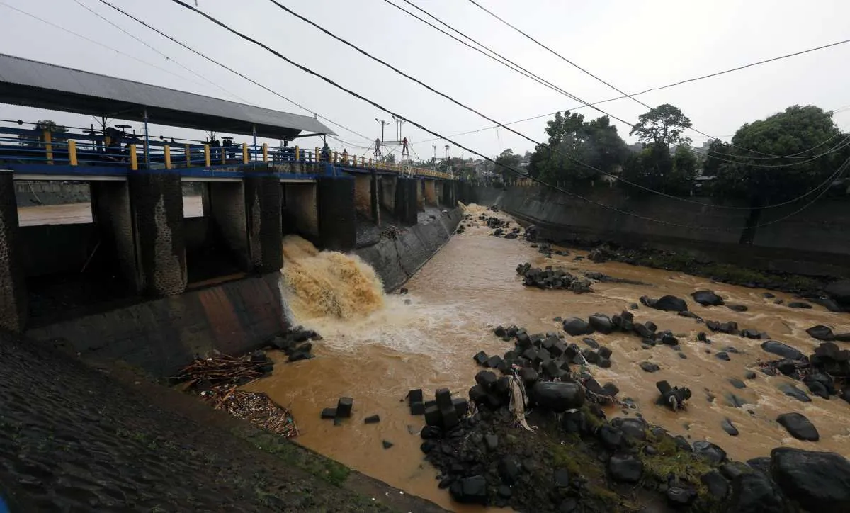 Katulampa Siaga 3, warga pinggiran Ciliwung di Jakarta diminta waspada banjir di sore