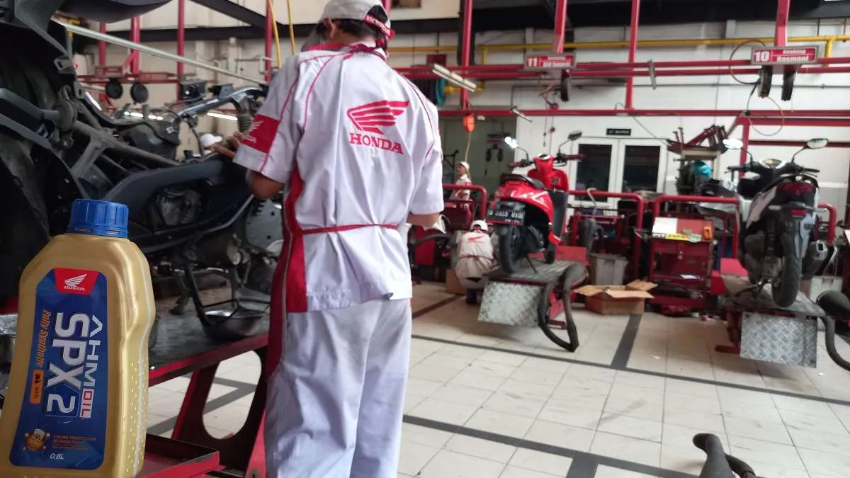 Catat, Ini Risiko Jarang Ganti Oli Mesin Motor